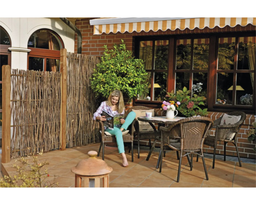 Terrasse mit Sichtschutzzaun, Tisch und Stühlen