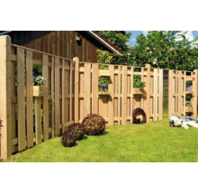 Clôture en bois avec jardinières intégrées et éléments décoratifs dans le jardin