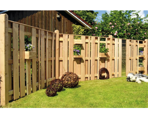 Clôture en bois avec jardinières intégrées et éléments décoratifs dans le jardin