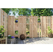 Clôture de jardin en bois avec décorations sur une terrasse