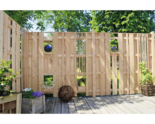 Clôture de jardin en bois avec décorations sur une terrasse