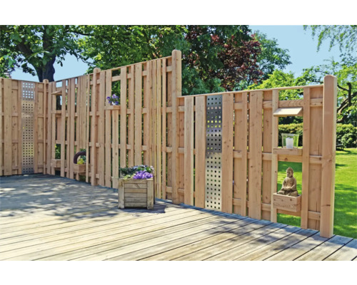 Clôture en bois avec jardinières et décoration sur une terrasse