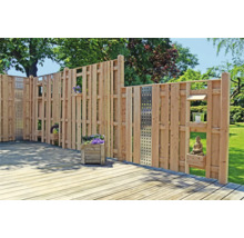 Clôture en bois avec jardinières et décoration dans le jardin