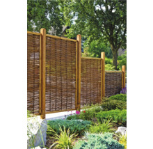 Gartenszene mit Flechtzaun aus Holz und Pflanzen