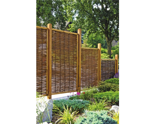 Scène de jardin avec clôture de confidentialité en bois et en osier