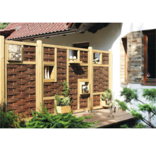 Clôture de protection visuelle en bois et osier avec éléments décoratifs dans le jardin.