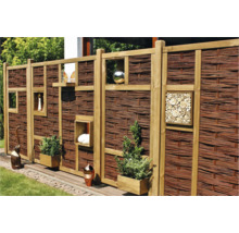 Brise-vue décoratif en osier avec cadre en bois et éléments de décoration intégrés