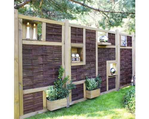 Clôture de jardin en bois avec treillis en osier et décoration