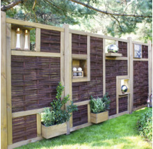 Dekorative Gartenzaunwand aus Holz und Weide mit integrierten Regalen und Pflanzkästen