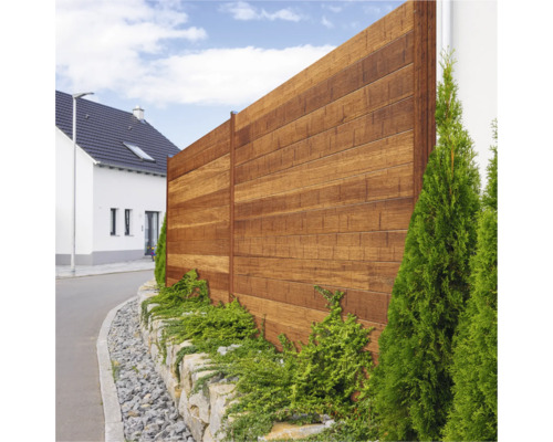 Clôture en bois dans le jardin avec plantes décoratives