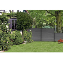 Jardin avec pelouse, plantes et clôture d''intimité grise