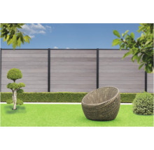 Jardin avec clôture en osier et mobilier en osier tressé