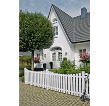Clôture en bois blanche devant une maison avec jardin