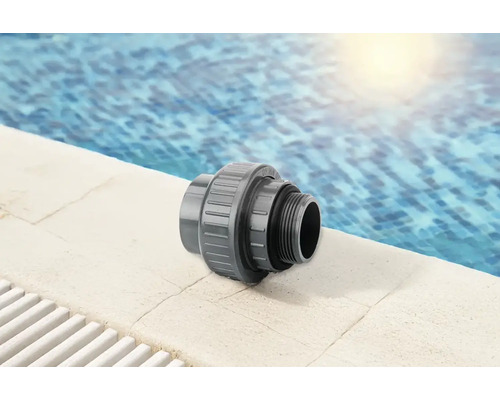 Raccord vissé de piscine gris en plastique au bord du bassin