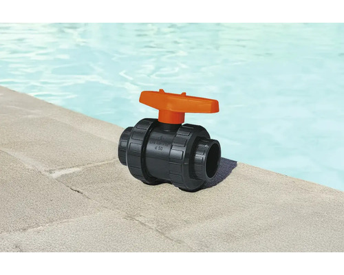 Absperrventil aus Kunststoff mit orangem Griff am Pool