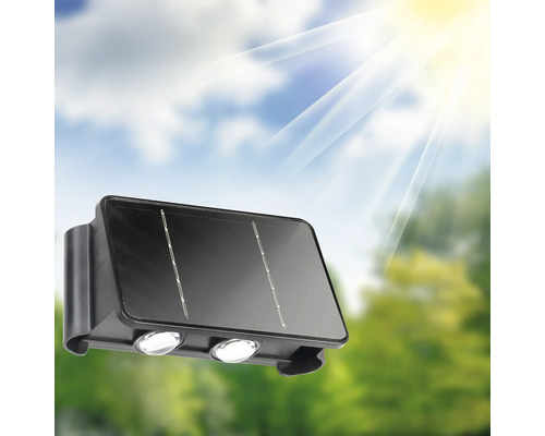 Solarleuchte vor bewölktem Himmel