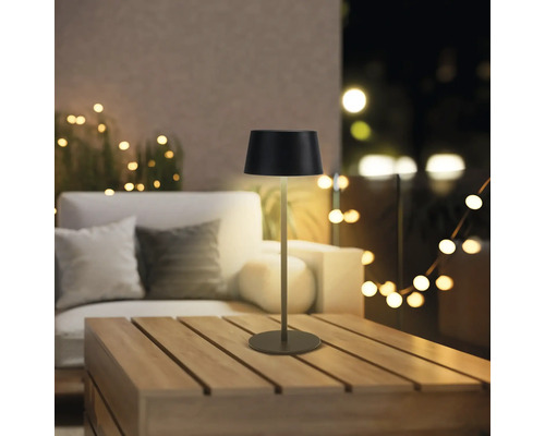 Lampe de table décorative sur une table en bois à l''extérieur