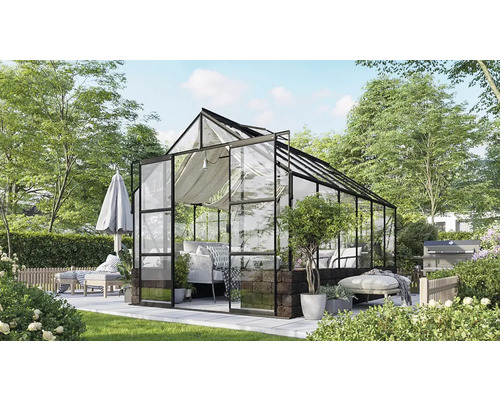 Serre avec coin salon dans le jardin