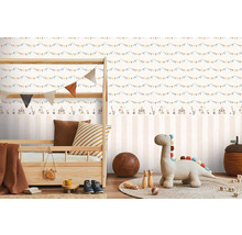 Kinderzimmer mit Kinderbett und gestreifter Tapete mit Zirkusmotiv