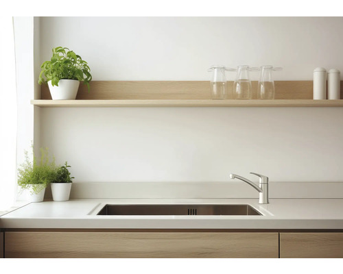 Cuisine lumineuse avec évier, robinet et étagère en bois