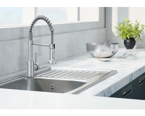 Küchenszene mit Spüle und Armatur mit Spiralfeder