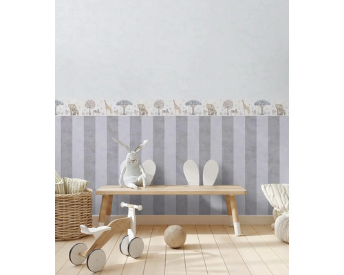 Kinderzimmer mit gestreifter Tapete, Bordüre mit Tiermotiven, Holzbank und Spielzeug