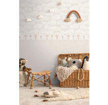 Chambre d''enfant avec papier peint nuages, jouets et panier en osier