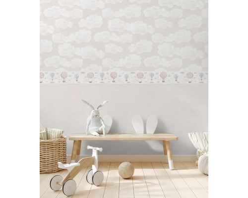 Chambre d''enfant avec papier peint nuages et décorations de jouets