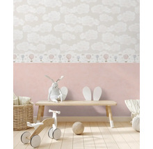 Chambre d''enfant avec papier peint nuages, lapin en peluche et table en bois