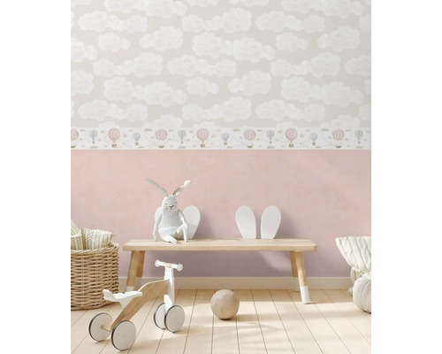 Chambre d''enfant avec papier peint nuages, lapin en peluche et table en bois