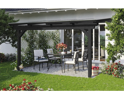 Überdachter Sitzbereich mit Gartentisch und Stühlen im Garten