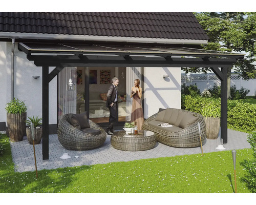 Terrasse mit Überdachung, Korbmöbeln und Dekoration im Garten