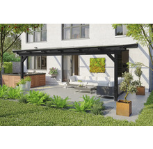 Terrasse avec une pergola en bois noir, des meubles de jardin et un jacuzzi devant une maison