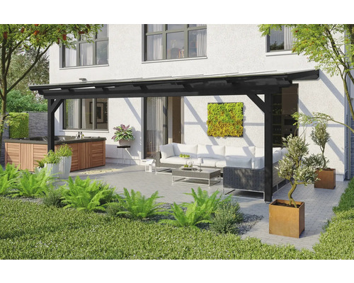 Terrasse avec une pergola en bois noir, des meubles de jardin et un jacuzzi devant une maison