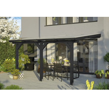 Terrassenüberdachung aus Holz mit Tisch und Stühlen im Aussenbereich