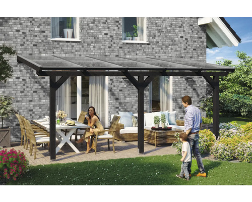Überdachte Terrasse mit Sitzmöbeln und Familie im Garten.