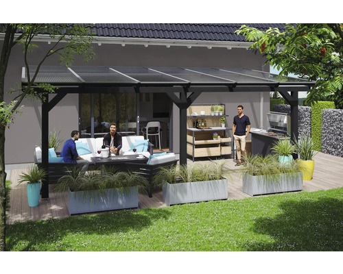 Terrasse mit Überdachung, Grillplatz und Sitzgruppe im Garten