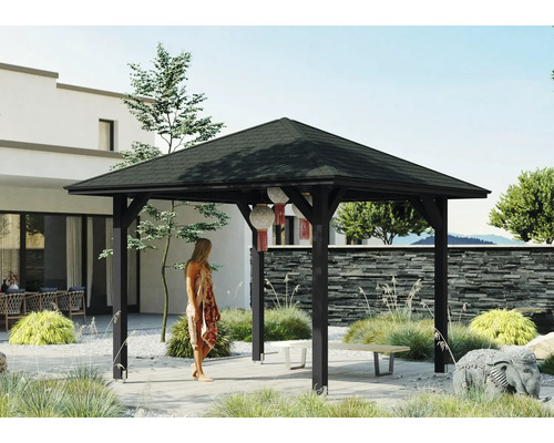 Pavillon avec toit en pierre dans un jardin