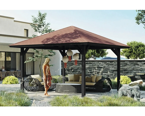 Pavillon de jardin avec coin salon et femme dans le jardin