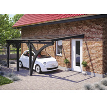 Carport aus Holz mit einem darunter geparkten Auto vor einem Haus