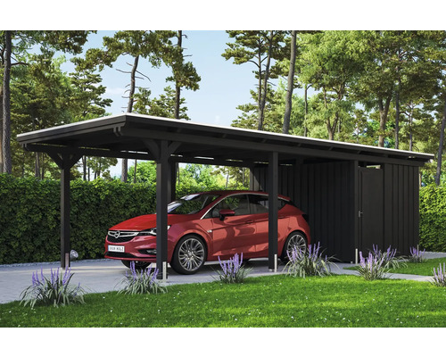Carport aus Holz mit Geräteraum und geparktem Auto im Garten