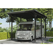 Wohnmobil unter einem Holzcarport im Garten