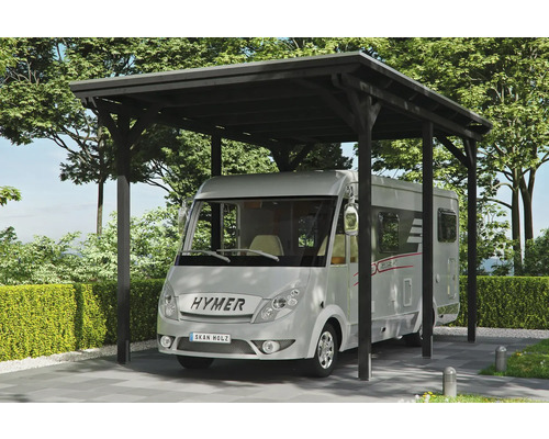 Wohnmobil unter einem Holzcarport im Garten
