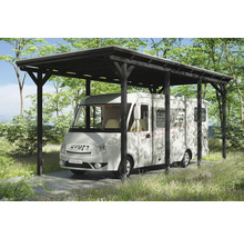 Camping-car sous un abri en bois