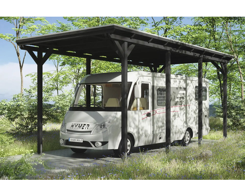 Camping-car sous un abri en bois