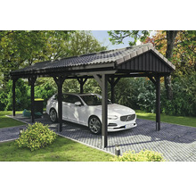 Abri de voiture avec voiture sur sol pavé dans le jardin.