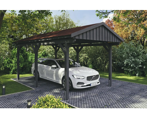 Voiture sous un carport en bois dans le jardin