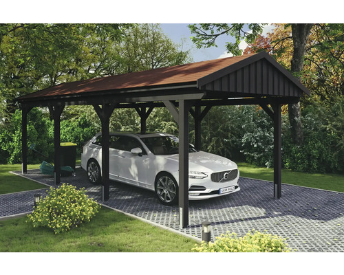 Carport mit Auto auf gepflastertem Untergrund