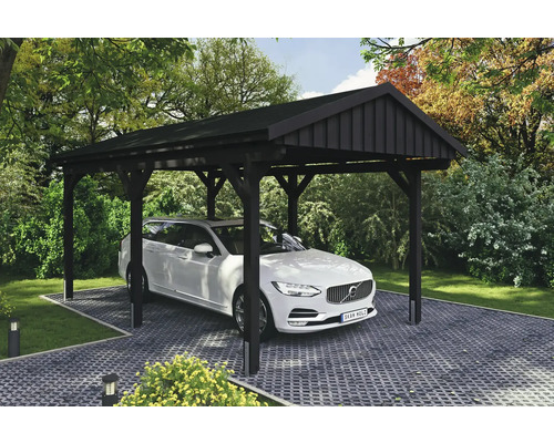 Voiture sous un abri de voiture en bois