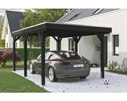 Abri de voiture en bois avec une voiture et un ballon de football dans la cour